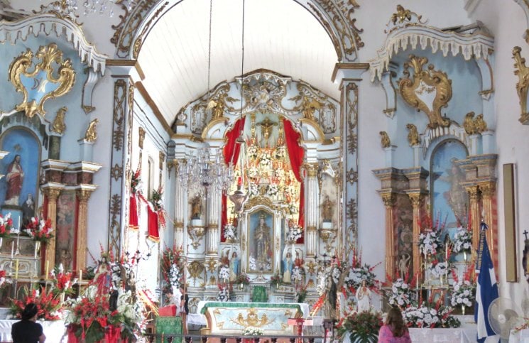 Passeio no centro histórico de Angra Igreja Matriz Altar | Viajante Solo