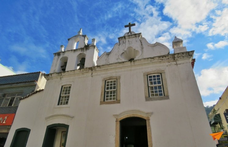 Passeio a pé no centro histórico de Angra Igreja de Santa Luzia | Viajante Solo