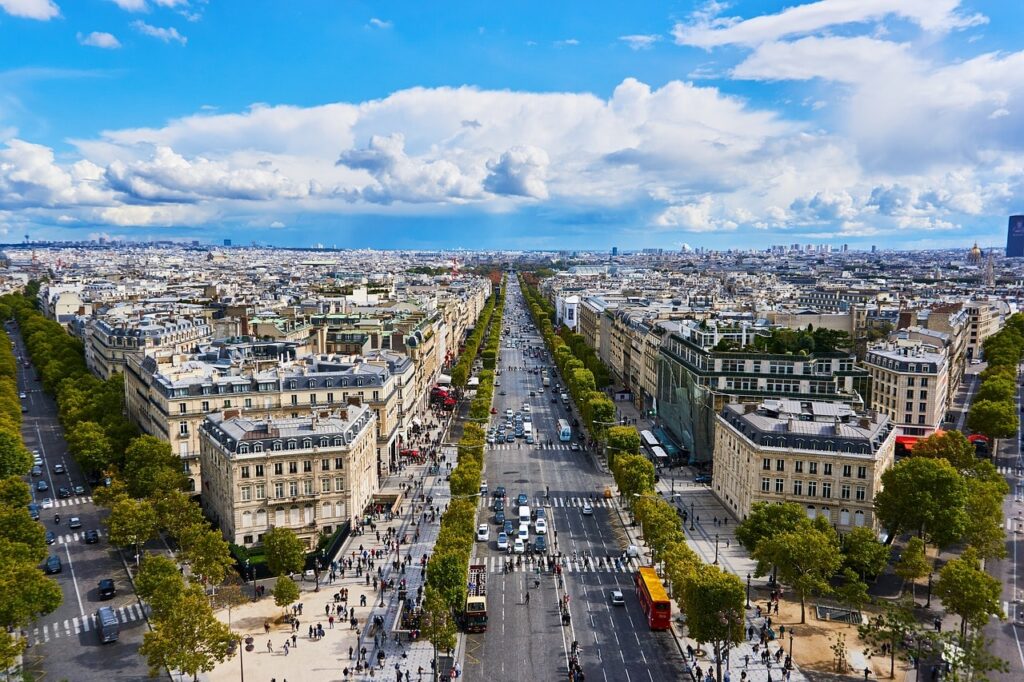 Passeios Gratuitos em Paris para Curtir Sozinha: Se cansar zanzando na Champs Élysées