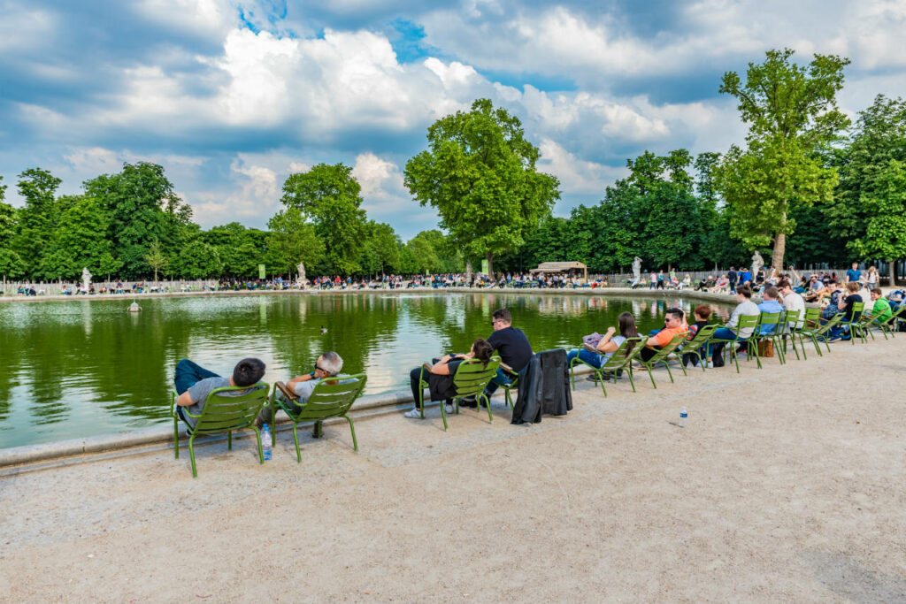 Passeios Gratuitos em Paris Descansar das caminhadas no Jardin des Tuileries