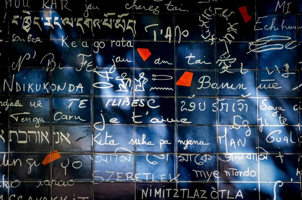 Passeios gratuitos em Paris para Curtir Sozinha: Tirar fotos no Muro do Amor