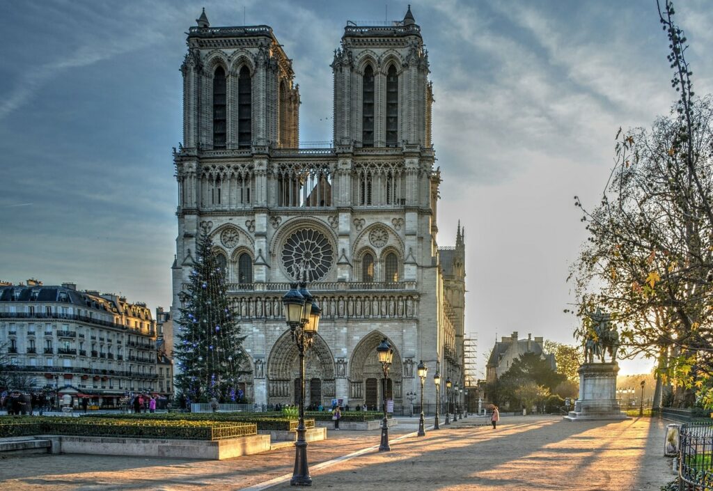 Passeios Gratuitos em Paris para curtir sozinha: Visitar a igreja Notre Dame e seus jardins