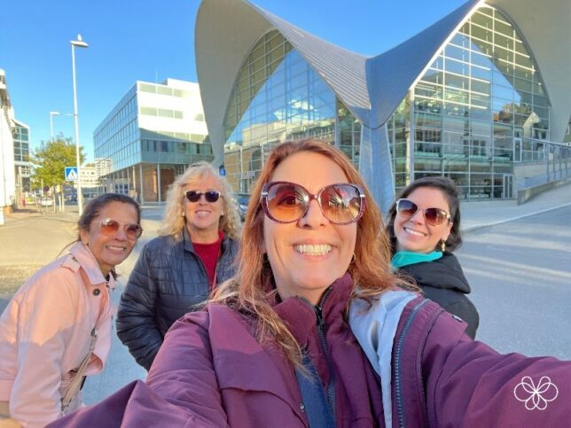 viajar em grupo ou viajar sozinha