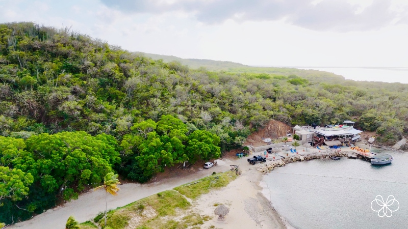 Playa Santa Cruz, ao lado do restaurante, a trilha para a Playa Santu Pretu ©️viajantesolo