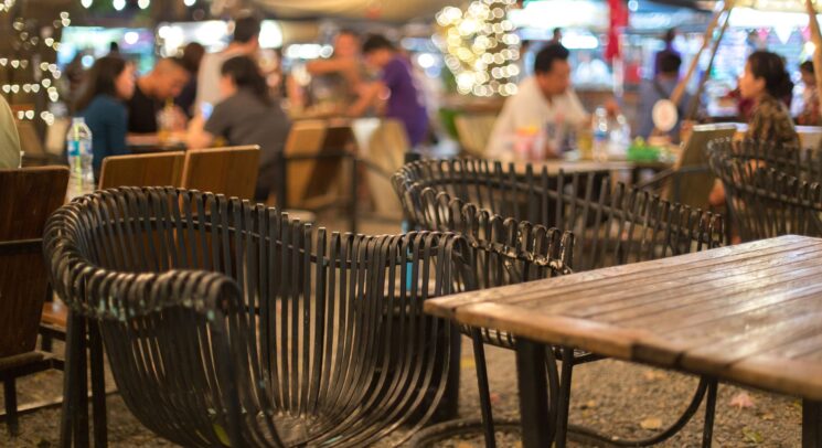 Sair à noite viajando sozinha: o que considerar antes de ir