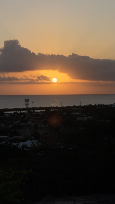 pôr do sol em Curaçao no Mirante do Fort Waakzaamheid