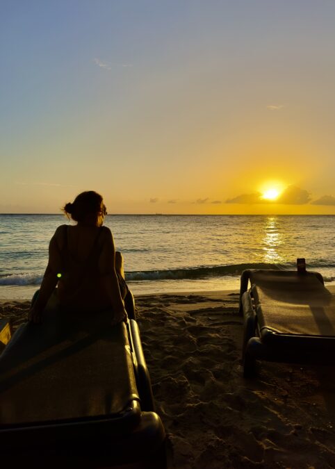 pôr do sol em Curaçao na praia Kokomo Beach