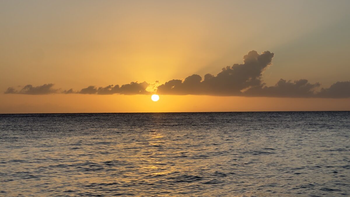 pôr do sol em Curaçao na praia Kokomo Beach